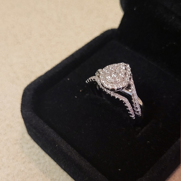 Jewelry - Gorgeous 2 piece silver plated tear drop ring